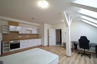 Sala de estar; chão de madeira, luz natural, estilo moderno