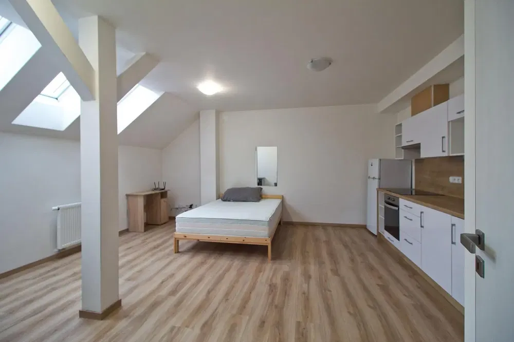 Cozinha; eletrodomésticos, chão de madeira, luz natural, estilo moderno