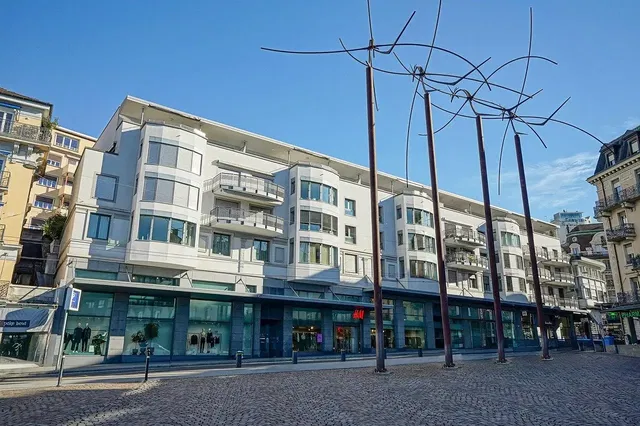 Σαλόνι; ξύλινο πάτωμα, φυσικό φως, μοντέρνο στυλ