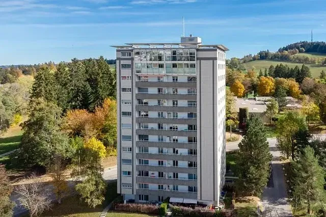 Cucina; elettrodomestici, pavimento in legno, luce naturale, stile moderno