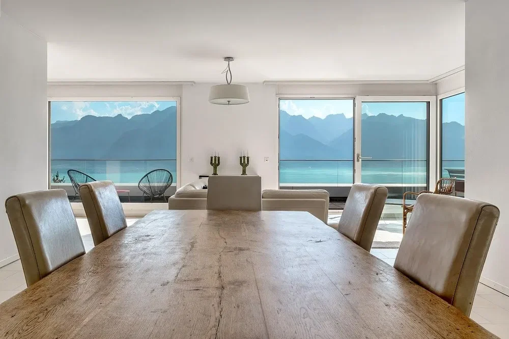 Cucina; elettrodomestici, pavimento in legno, luce naturale, stile moderno