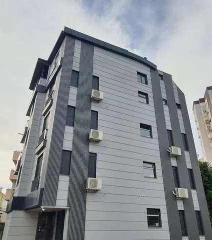 Κουζίνα; συσκευές κουζίνας, ξύλινο πάτωμα, φυσικό φως, μοντέρνο στυλ