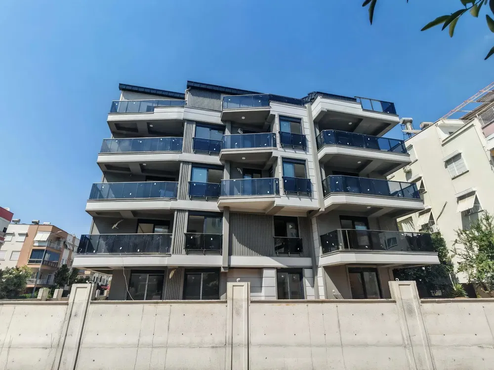 Κουζίνα; συσκευές κουζίνας, ξύλινο πάτωμα, φυσικό φως, μοντέρνο στυλ