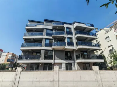 Κουζίνα; συσκευές κουζίνας, ξύλινο πάτωμα, φυσικό φως, μοντέρνο στυλ