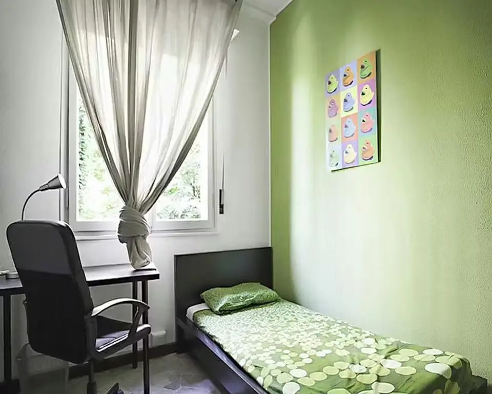 Κουζίνα; συσκευές κουζίνας, ξύλινο πάτωμα, φυσικό φως, μοντέρνο στυλ