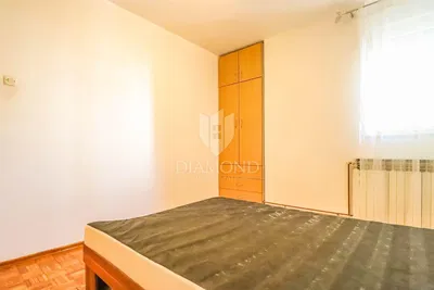 Kuhinja; kućanski aparati, drveni pod, prirodna svjetlost, moderan stil