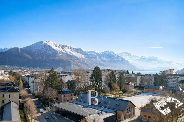 Cuisine; électroménager, parquet, lumière naturelle, style moderne