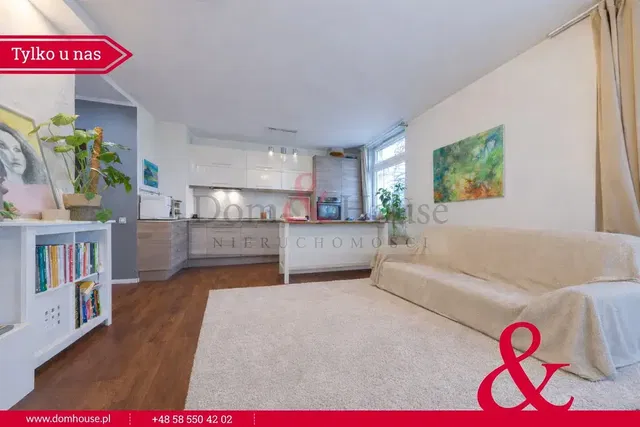 Kuchnia; sprzęt kuchenny, podłoga drewniana, światło dzienne, styl nowoczesny