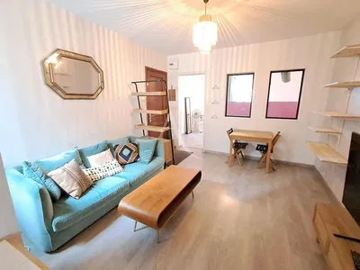 Keuken; keukenapparatuur, houten vloer, natuurlijk licht, moderne stijl