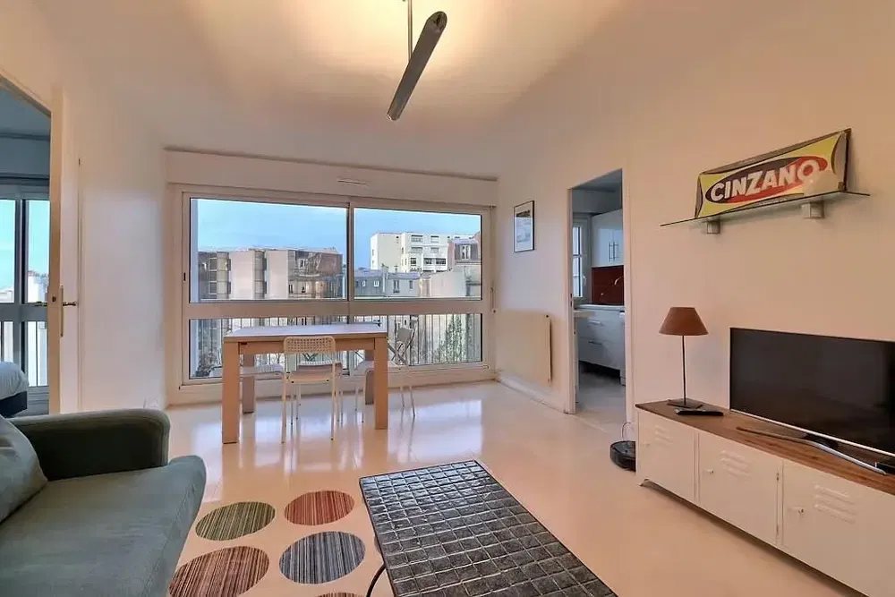 Küche; küchengeräte, holzboden, tageslicht, moderner stil