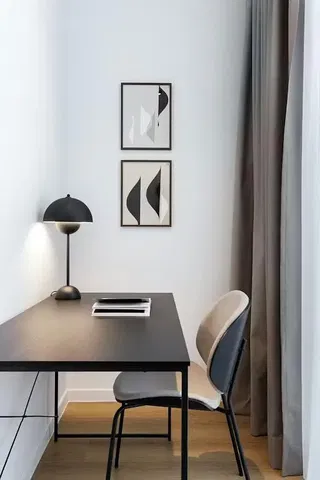 Obývací pokoj; dřevěná podlaha, přirozené světlo, moderní styl