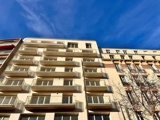 Cuisine; électroménager, parquet, lumière naturelle, style moderne