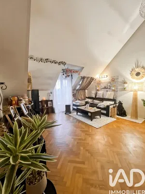 Kuchyně; kuchyňské spotřebiče, dlažba, přirozené světlo, moderní styl