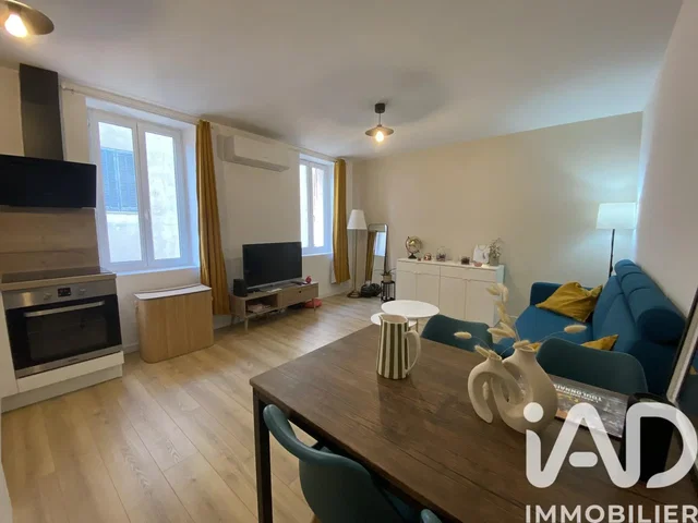 Cocina; electrodomésticos, suelo de madera, luz natural, estilo moderno