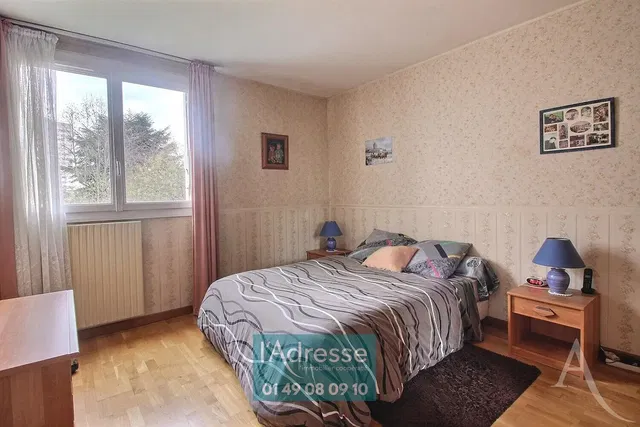 Küche; küchengeräte, holzboden, tageslicht, moderner stil