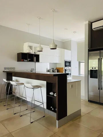 Küche; küchengeräte, holzboden, tageslicht, moderner stil