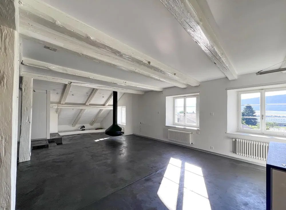 Cucina; elettrodomestici, pavimento in legno, luce naturale, stile moderno