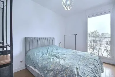 Dnevni boravak; drveni pod, prirodna svjetlost, moderan stil