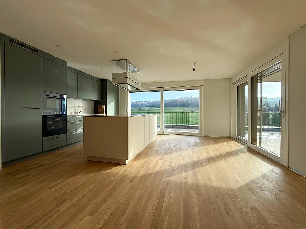 Küche; küchengeräte, holzboden, tageslicht, moderner stil