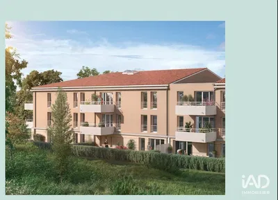 Kuchyňa; kuchynské spotrebiče, drevená podlaha, prirodzené svetlo, moderný štýl