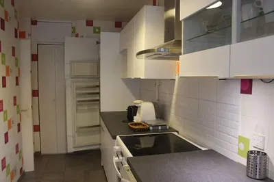 Küche; küchengeräte, holzboden, tageslicht, moderner stil