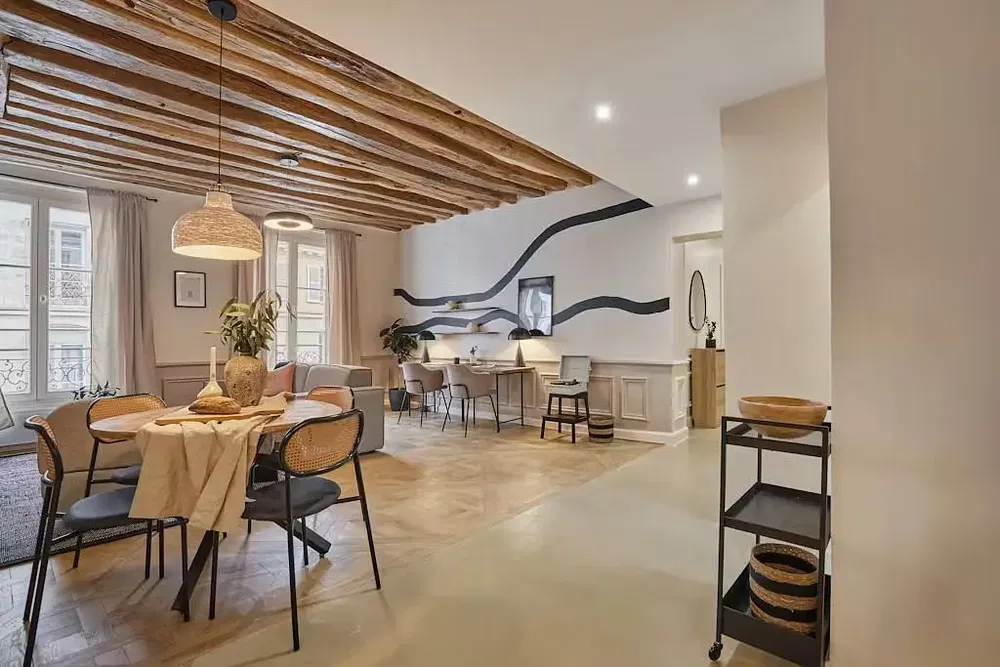 Кухиња; кухињски апарати, дрвени под, природно светло, модерни стил