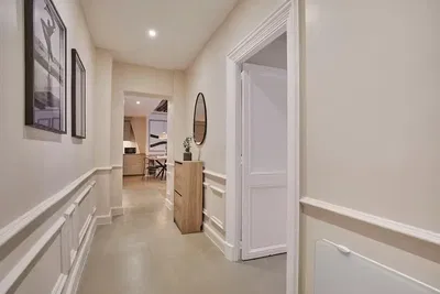 Kuhinja; kućanski aparati, drveni pod, prirodna svjetlost, moderan stil