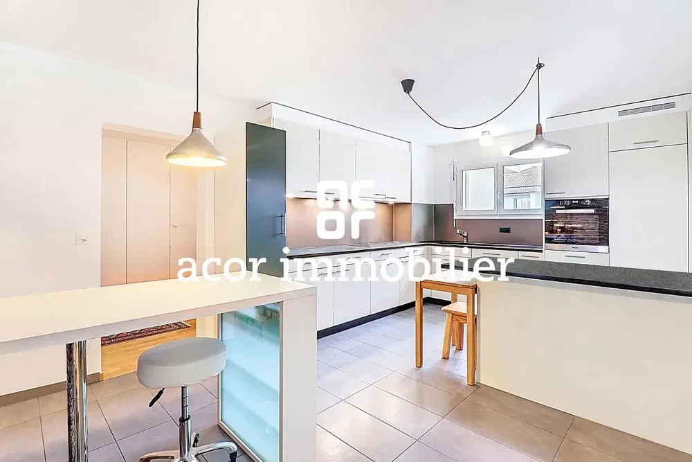 Kuhinja; kuhinjski aparati, drveni pod, prirodno svjetlo, moderni stil