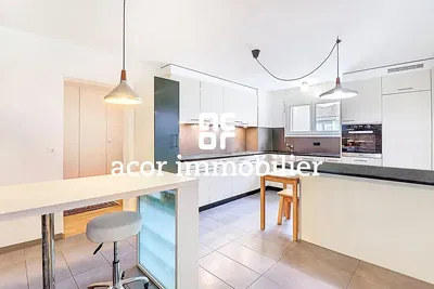 Kuhinja; kuhinjski aparati, drveni pod, prirodno svjetlo, moderni stil