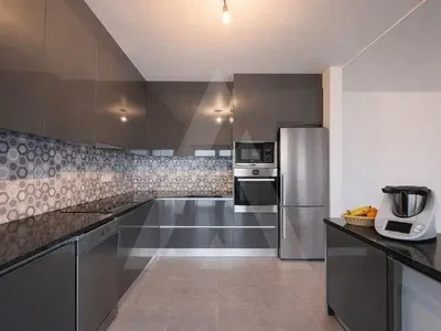 Cuisine; électroménager, parquet, lumière naturelle, style moderne