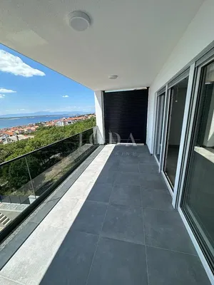 Кухня; кухненски уреди, дървен под, естествена светлина, модерен стил