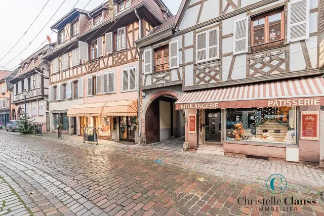 Mutfak; mutfak aletleri, ahşap zemin, doğal ışık, modern stil