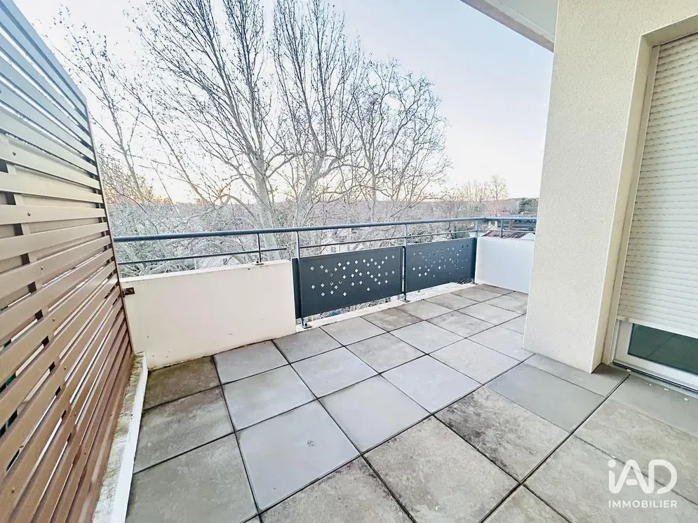 Кухиња; кухињски апарати, дрвени под, природно светло, модерни стил