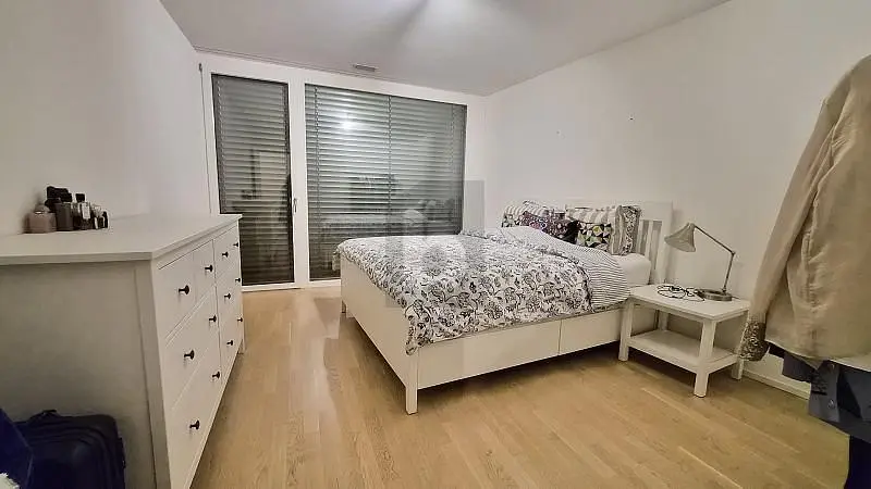 Oturma odası; ahşap zemin, doğal ışık, modern stil