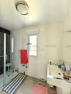 مطبخ; أجهزة المطبخ, أرضية خشبية, ضوء طبيعي, أسلوب عصري