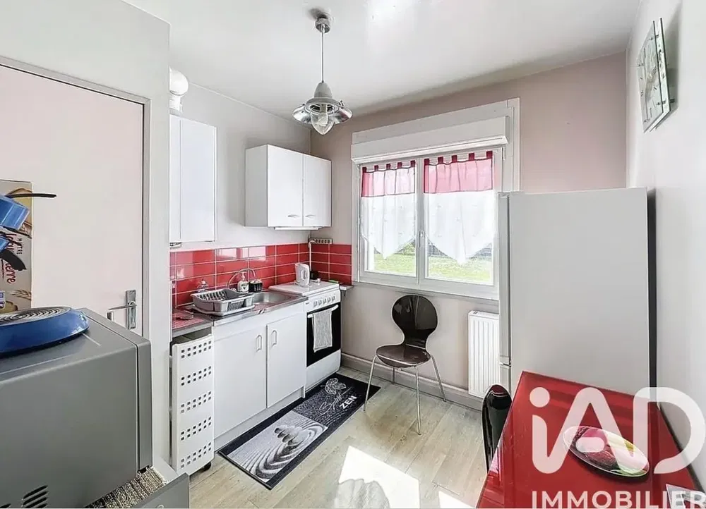 Cuisine; électroménager, parquet, lumière naturelle, style moderne