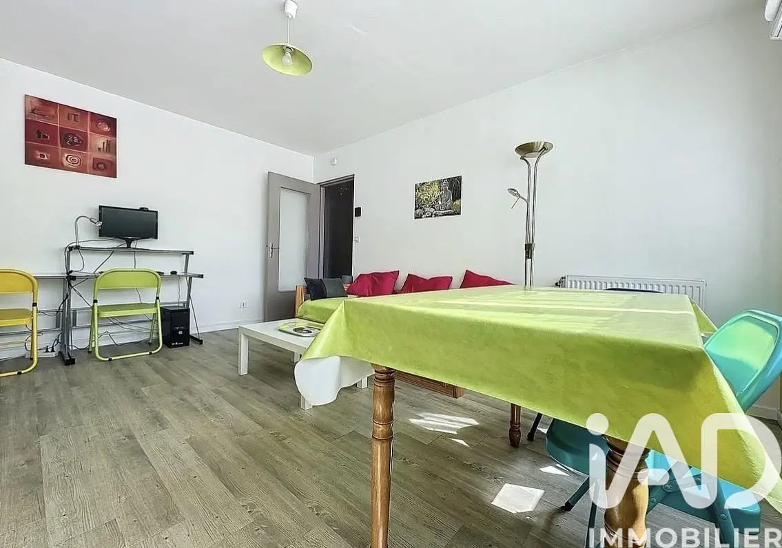 Salon; parquet, lumière naturelle, style moderne