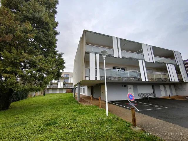 Küche; küchengeräte, holzboden, tageslicht, moderner stil