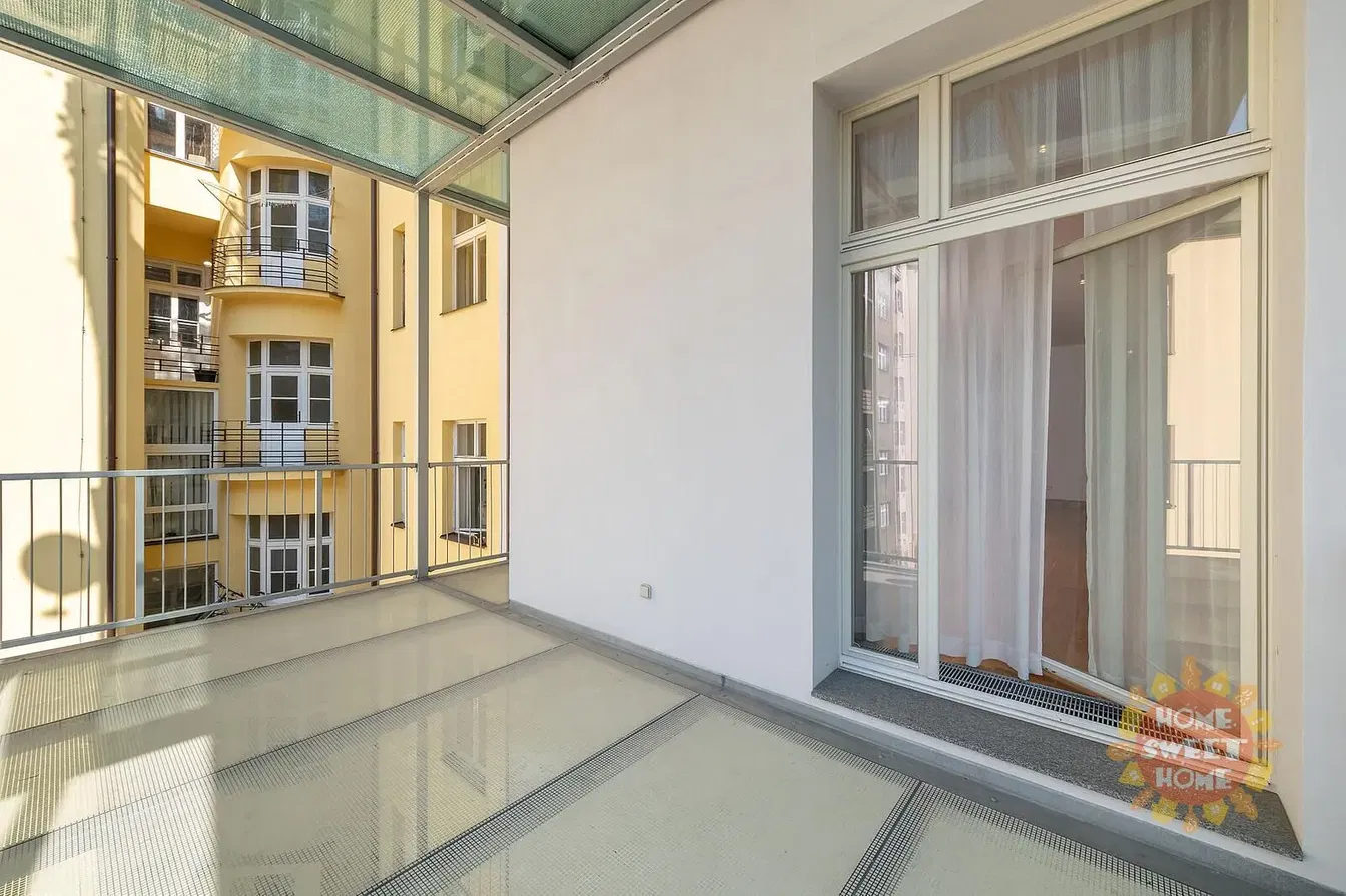 Кухня; кухненски уреди, дървен под, естествена светлина, модерен стил