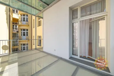 Кухня; кухненски уреди, дървен под, естествена светлина, модерен стил