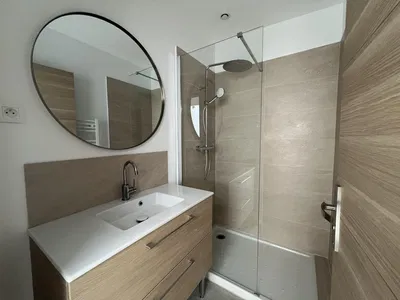 Cozinha; eletrodomésticos, chão de madeira, luz natural, estilo moderno