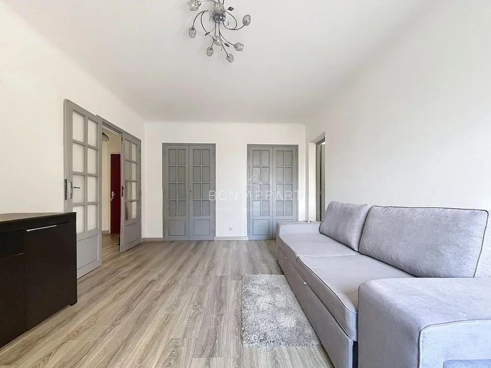 مطبخ; أجهزة المطبخ, أرضية خشبية, ضوء طبيعي, أسلوب عصري