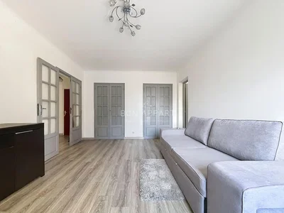 مطبخ; أجهزة المطبخ, أرضية خشبية, ضوء طبيعي, أسلوب عصري