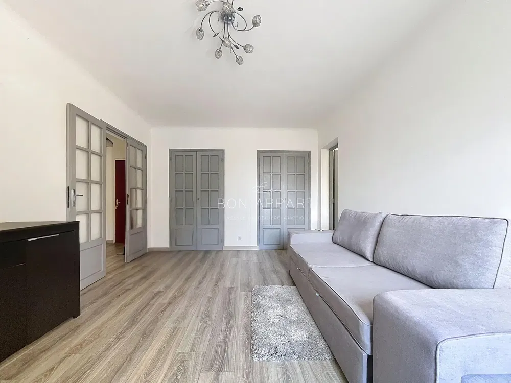 Cuisine; électroménager, parquet, lumière naturelle, style moderne