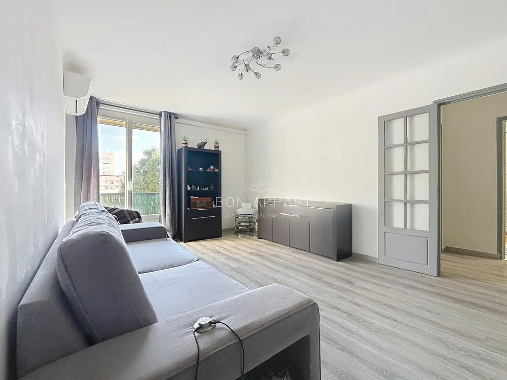 Cuisine; électroménager, parquet, lumière naturelle, style moderne