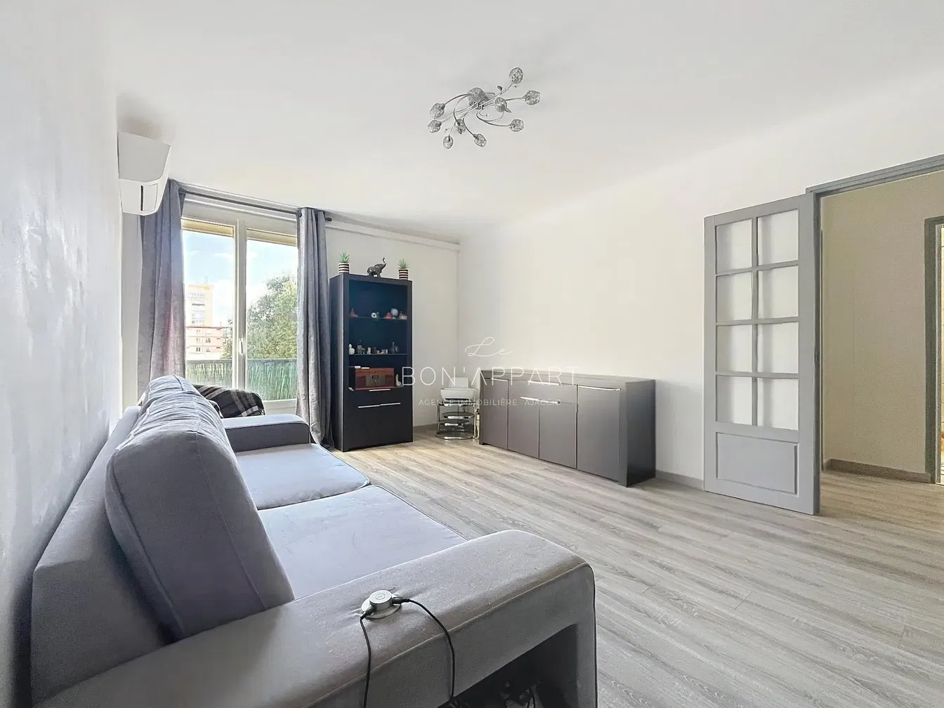 Cuisine; électroménager, parquet, lumière naturelle, style moderne