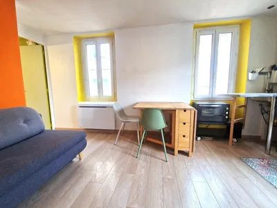 Cucina; elettrodomestici, pavimento in legno, luce naturale, stile moderno