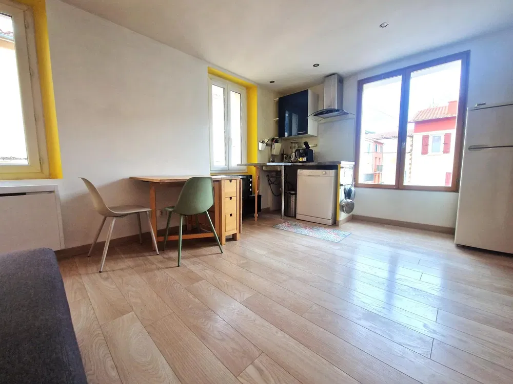 Cucina; elettrodomestici, pavimento in legno, luce naturale, stile moderno