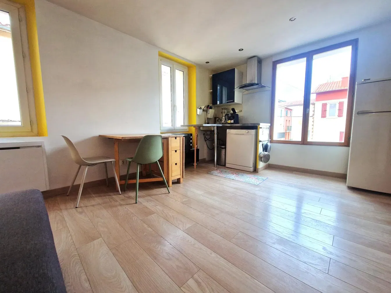 Cucina; elettrodomestici, pavimento in legno, luce naturale, stile moderno