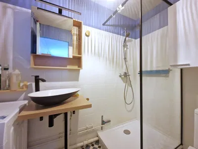 Cucina; elettrodomestici, pavimento in legno, luce naturale, stile moderno